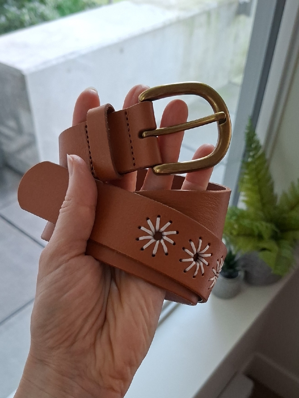 American Eagle Tan Leather Boho Belt w/ Floral Detail & Brass Buckle (Size XS)
